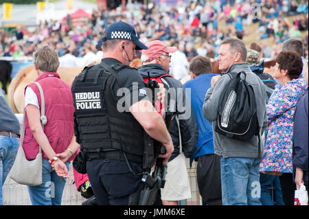 Llanelwedd, Powys, au Royaume-Uni. 27 juillet, 2017. Policiers armés sont vus sur le dernier jour de la Royal Welsh Show. Le Royal Welsh Show agricole est salué comme le plus grand et plus prestigieux événement du genre en Europe. Plus de 200 000 visiteurs y viennent pour la période de quatre jours. Le tout premier spectacle a été à Aberystwyth en 1904 et a attiré 442 entrées de l'élevage. Credit : Graham M. Lawrence/Alamy Live News Banque D'Images