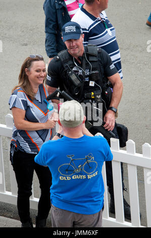 Llanelwedd, Powys, au Royaume-Uni. 27 juillet, 2017. Montrer aux visiteurs chat avec des agents de police armés sur le dernier jour de la Royal Welsh Show. Le Royal Welsh Show agricole est salué comme le plus grand et plus prestigieux événement du genre en Europe. Plus de 200 000 visiteurs y viennent pour la période de quatre jours. Le tout premier spectacle a été à Aberystwyth en 1904 et a attiré 442 entrées de l'élevage. Credit : Graham M. Lawrence/Alamy Live News Banque D'Images