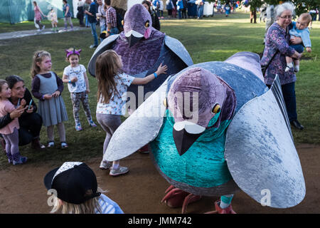 Cambridge UK. 27 juillet 2017. Deux gros pigeons théâtrale amuser les enfants au Cambridge Folk Festival 2017. Richard Etteridge / Alamy Live News Banque D'Images