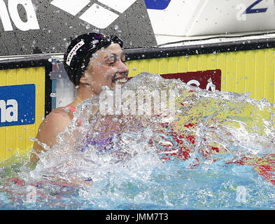 Budapest. 27 juillet, 2017. Mireia Belmonte de l'Espagne célèbre après le 200m papillon lors de la 17e finale de natation Championnats du Monde FINA à Budapest, Hongrie le 27 juillet 2017. Mireia Belmonte a remporté la médaille d'or avec 2:05,26. Credit : Ding Xu/Xinhua/Alamy Live News Banque D'Images