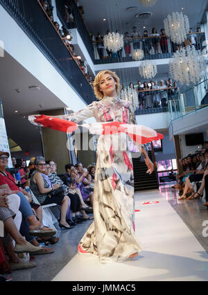 Vancouver, Canada. 27 juillet, 2017. Un modèle présente designer's création pendant le défilé à la Fashion Week Autochtones de Vancouver à Vancouver, Canada, le 27 juillet 2017. Credit : Liang sen/Xinhua/Alamy Live News Banque D'Images