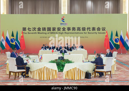 (170728) -- BEIJING, 28 juillet 2017 (Xinhua) -- Le conseiller d'Etat chinois Yang Jiechi préside à la septième réunion des hauts représentants des BRICS pour les problèmes de sécurité à Beijing, capitale de Chine, le 28 juillet 2017. Le Secrétaire du Conseil de sécurité Russe Nikolai Patrushev, Ministre sud-africain de la sécurité de l'État David Mahlobo, Conseiller à la sécurité nationale indienne Ajit Doval, Ministre de la sécurité de l'établissement et le Brésilien Sergio Etchegoyen ont assisté à la réunion. (Xinhua/Cui Xinyu) (lb) Banque D'Images