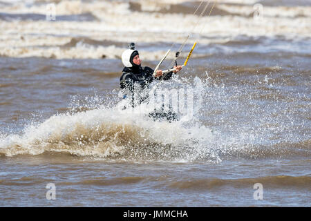 Southport, Merseyside, 28 juillet 2017. Météo britannique. Résident local 'John Rimmer' rides les vagues avec la marée montante comme il le kite surf sur la plage de Southport Merseyside. Avec des périodes de soleil magnifiques devrait se poursuivre tout au long de la journée, une belle journée est prévue au cours de la populaire station balnéaire. Credit : Cernan Elias/Alamy Live News Banque D'Images