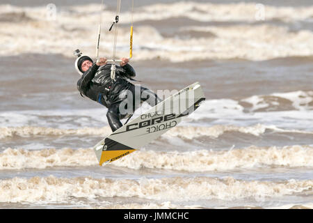 Southport, Merseyside, 28 juillet 2017. Météo britannique. Résident local 'John Rimmer' rides les vagues avec la marée montante comme il le kite surf sur la plage de Southport Merseyside. Avec des périodes de soleil magnifiques devrait se poursuivre tout au long de la journée, une belle journée est prévue au cours de la populaire station balnéaire. Credit : Cernan Elias/Alamy Live News Banque D'Images