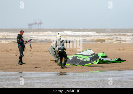 Southport, Merseyside, 28 juillet 2017. Météo britannique. Résident local 'John Rimmer' rides les vagues avec la marée montante comme il le kite surf sur la plage de Southport Merseyside. Avec des périodes de soleil magnifiques devrait se poursuivre tout au long de la journée, une belle journée est prévue au cours de la populaire station balnéaire. Credit : Cernan Elias/Alamy Live News Banque D'Images