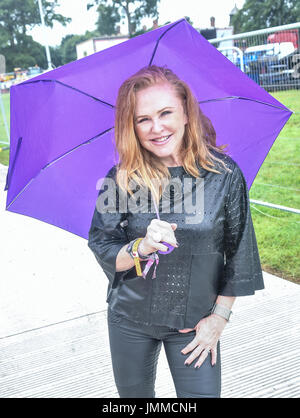 Château de Lulworth, Dorset, UK. 28 juillet, 2017. Carol Decker, chanteur T'Pau vu en coulisses après l'exécution sur la scène du château au Camp Bestival, 2017 Vendredi, le château de Lulworth, Dorset, UK Crédit : Jules annan/Alamy Live News Banque D'Images