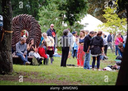 Malmesbury, Wiltshire. 28 juillet 2017. Le festival se poursuit aujourd'hui avec les ateliers de l'après-midi conçu pour effacer une gueule de bois. L'atelier rire attire une foule immense qui sont tous impatients de perdre les inhibitions et fou rire avec des amis et des étrangers. Cette année marque le 35e festival de musique et de danse qui a eu lieu dans le magnifique parc du Charlton Park. Credit : Wayne Farrell/Alamy Live News Banque D'Images