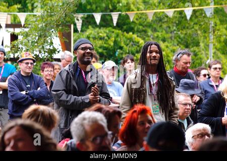 Malmesbury, Wiltshire. 28 juillet 2017. Une attraction unique au festival est le stade où les cultures du monde Yalumba combinent l'excellente nourriture et de la musique. La foule sont réchauffés avec battements de Bollywood et danse avant de déguster un brunch du bhangra. Cette année marque le 35e festival de musique et de danse qui a eu lieu dans le magnifique parc du Charlton Park. Credit : Wayne Farrell/Alamy Live News Banque D'Images