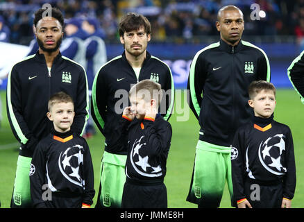 Kiev, UKRAINE - 24 février 2016 : les joueurs de Manchester City FC (Raheem Sterling, David Silva et Fernandinho) écouter hymne officiel avant le match de la Ligue des Champions contre le FC Dynamo Kiev Banque D'Images