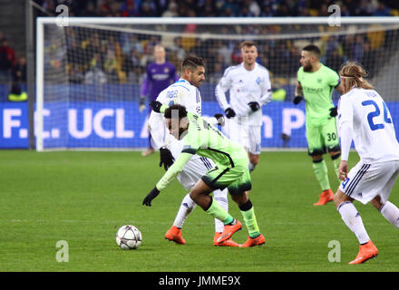 Kiev, UKRAINE - 24 février 2016 : Raheem Sterling de Manchester City (en vert) se bat pour une balle avec Miguel Veloso de Dynamo Kiev lors de leur match de la Ligue des Champions de l'UEFA au NSC Olimpiyskyi Banque D'Images