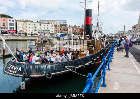 Concert par l'accord groupe, The Sunshine Ukes sur le dos d'un remorqueur, le Cervia, ancrés dans le port au cours de la fête de Ramsgate. Principalement des aînés, hommes et femmes, assis sur le pont arrière du bateau. Banque D'Images