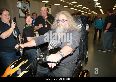 Londres, Royaume-Uni. 28 juillet, 2017. Londres, Royaume-Uni. 27 juillet, 2017. Mark Boone Junior acteur américain mieux connu pour son rôle de Bobby Munson dans FX's Sons of Anarchy emprunter un scooter à la London Film et bande dessinée 2017 Quezada-Neiman Crédit : Paul/Alamy Live News Banque D'Images
