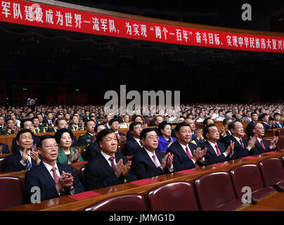 (170728) -- BEIJING, 28 juillet 2017 (Xinhua) -- le président chinois Xi Jinping, également secrétaire général du parti communiste de Chine et président du Comité central de la Commission militaire centrale, et d'autres hauts dirigeants Li Keqiang, Zhang Dejiang, Yu Zhengsheng, Liu Yunshan, Wang Qishan et Zhang Jaili inscrivez-vous sur 3 000 personnes à surveiller un grand gala organisé à l'occasion du 90e anniversaire de l'Armée de libération du peuple chinois (PLA) dans le Grand Hall du Peuple à Beijing, capitale de Chine, le 28 juillet 2017. (Xinhua/Ma Zhancheng) (wyo) Banque D'Images