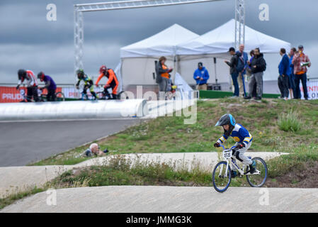 Londres, Royaume-Uni. 28 juillet 2017. Les jeunes concurrents Prenez part à des courses de BMX, à l'héritage de la piste pour les Jeux Olympiques de 2012 à Londres dans le parc olympique, dans le cadre de la Prudential RideLondon Grand Prix. La Prudential RideLondon ouvre grand prix qui aura lieu dans la capitale, soutenu par le maire de Londres, avec plus de 100 000 personnes prenant part à un festival de trois jours de randonnée à vélo. Usage éditorial uniquement. Crédit : Stephen Chung / Alamy Live News Banque D'Images