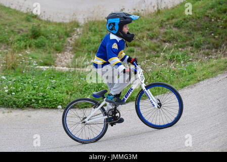 Londres, Royaume-Uni. 28 juillet 2017. Les jeunes concurrents Prenez part à des courses de BMX, à l'héritage de la piste pour les Jeux Olympiques de 2012 à Londres dans le parc olympique, dans le cadre de la Prudential RideLondon Grand Prix. La Prudential RideLondon ouvre grand prix qui aura lieu dans la capitale, soutenu par le maire de Londres, avec plus de 100 000 personnes prenant part à un festival de trois jours de randonnée à vélo. Usage éditorial uniquement. Crédit : Stephen Chung / Alamy Live News Banque D'Images