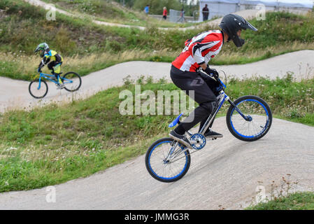 Londres, Royaume-Uni. 28 juillet 2017. Les jeunes concurrents Prenez part à des courses de BMX, à l'héritage de la piste pour les Jeux Olympiques de 2012 à Londres dans le parc olympique, dans le cadre de la Prudential RideLondon Grand Prix. La Prudential RideLondon ouvre grand prix qui aura lieu dans la capitale, soutenu par le maire de Londres, avec plus de 100 000 personnes prenant part à un festival de trois jours de randonnée à vélo. Usage éditorial uniquement. Crédit : Stephen Chung / Alamy Live News Banque D'Images