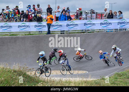 Londres, Royaume-Uni. 28 juillet 2017. Les jeunes concurrents Prenez part à des courses de BMX, à l'héritage de la piste pour les Jeux Olympiques de 2012 à Londres dans le parc olympique, dans le cadre de la Prudential RideLondon Grand Prix. La Prudential RideLondon ouvre grand prix qui aura lieu dans la capitale, soutenu par le maire de Londres, avec plus de 100 000 personnes prenant part à un festival de trois jours de randonnée à vélo. Usage éditorial uniquement. Crédit : Stephen Chung / Alamy Live News Banque D'Images