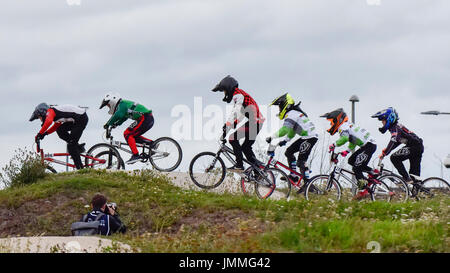 Londres, Royaume-Uni. 28 juillet 2017. Les jeunes concurrents Prenez part à des courses de BMX, à l'héritage de la piste pour les Jeux Olympiques de 2012 à Londres dans le parc olympique, dans le cadre de la Prudential RideLondon Grand Prix. La Prudential RideLondon ouvre grand prix qui aura lieu dans la capitale, soutenu par le maire de Londres, avec plus de 100 000 personnes prenant part à un festival de trois jours de randonnée à vélo. Usage éditorial uniquement. Crédit : Stephen Chung / Alamy Live News Banque D'Images