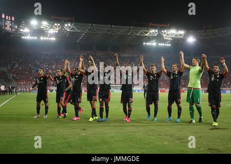 Athènes, Grèce - 16 septembre 2015 : Les joueurs du Bayern Munchen célèbrent leur victoire au cours de l'UEFA Champions League match entre l'Olympiakos et le Bayern, à Athènes, Grèce. Banque D'Images
