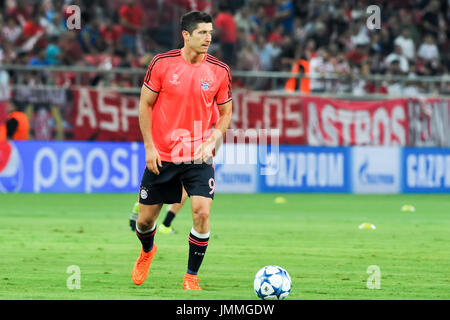 Athènes, Grèce - 16 septembre 2015 : Robert Lewandowski avant le début de l'UEFA Champions League match entre l'Olympiakos et le Bayern, à Athènes, Grèce. Banque D'Images