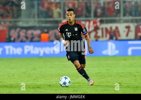 Athènes, Grèce - 16 septembre 2015 : Thiago Alcantara au cours de l'UEFA Champions League match entre l'Olympiakos et le Bayern, à Athènes, Grèce. Banque D'Images