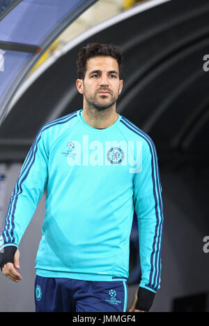 Kiev, UKRAINE - le 19 octobre 2015 : de Cesc Fabregas Chelsea FC promenades sur pendant la formation session au NSC Olimpiyskyi stadium avant le match de la Ligue des Champions contre le FC Dynamo Kiev Banque D'Images