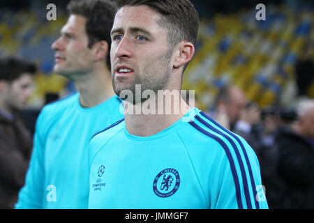 Kiev, UKRAINE - le 19 octobre 2015 : Gary Cahill de Chelsea FC promenades sur pendant la formation session au NSC Olimpiyskyi stadium avant le match de la Ligue des Champions contre le FC Dynamo Kiev Banque D'Images