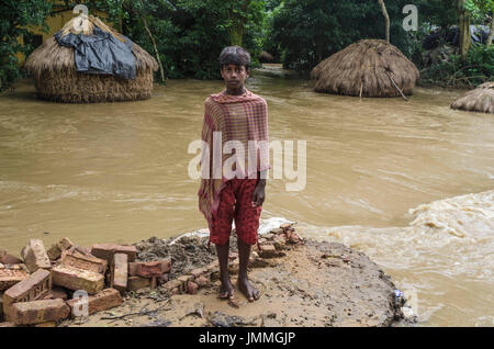 Kolkata, Bengale occidental, Inde. 27 juillet, 2017. Udaynarayanpur, un village de Howrah .district du Bengale occidental, en Inde, où ont lieu des inondations. Le jeudi 27 juillet 2017 Damodar valley .corporation (DVC) libérer plus d'eau de ses barrages et sonné l'alerte rouge. La catastrophe a lieu quand Udaynarayanpur à .Barrage rompu en raison de la forte circulation de l'eau qui provient de barrages. Jusqu'à ce jour 90 villages submergés par .comme rapport des responsables locaux. Credit : Debsuddha Banerjee/ZUMA/Alamy Fil Live News Banque D'Images