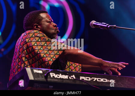 Malmesbury, Wiltshire, Royaume-Uni. 28 juillet, 2017.Festival Womad. De Dele Sosimi du Nigeria effectuer sur le Siam. Crédit : charlie bryan/Alamy Live News Banque D'Images