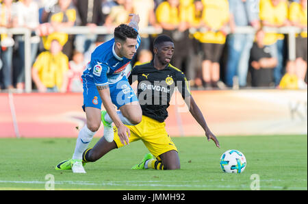 Winterthur, Suisse. 28 juillet, 2017. Dortmund's Ousmane Dembele (r) et l'Espanyol Mario Hermoso en action au cours de la test-match de soccer entre Borussia Dortmund et le RCD Espanyol de Barcelone à Winterthur, Suisse, 28 juillet 2017. Photo : Guido Kirchner/dpa/Alamy Live News Banque D'Images