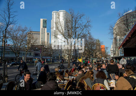 Berlin, façade du nouveau bâtiment de l'Upper West, à l'KurfŸrstendamm, Ku'damm, rue, Allemagne, terrasse de café Banque D'Images