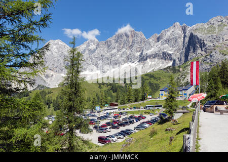 Montagnes de Dachstein, AUTRICHE - Juillet 17, 2017 : Parking près de la station de la vallée du téléphérique du glacier de Dachstein en Autriche Banque D'Images