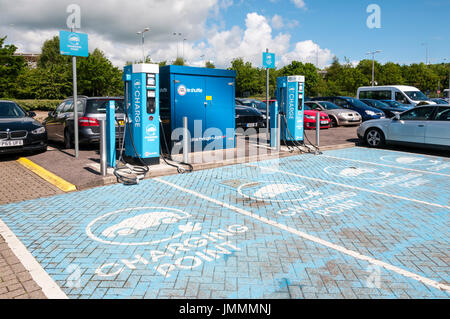 Points de recharge de voiture électrique à la British terminal Eurotunnel. Banque D'Images