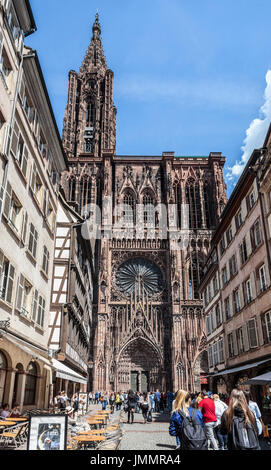 Personnes, principalement des touristes, dans la rue, Mercière la marche vers la façade ouest de la Cathédrale Notre-Dame de Strasbourg Banque D'Images