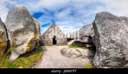 Maison entre les rochers à Meneham Kerlouan, village, Finistère, Bretagne (Bretagne), France Banque D'Images