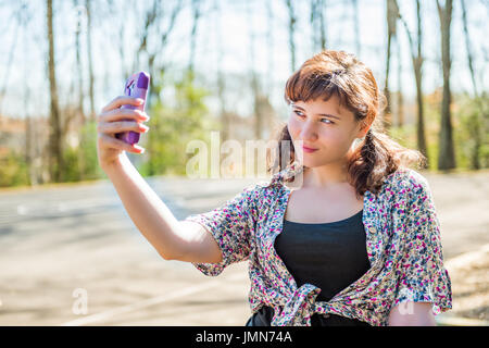 Jeune femme tenant un millénaire de canard selfies lèvres visage Banque D'Images