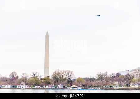 Washington DC, USA - Le 17 mars 2017 : autour du bassin de marée avec Washington Monument pendant Cherry Blossom Festival Banque D'Images