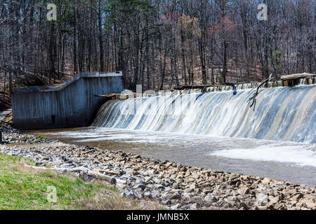 Petit barrage avec de l'eau chute de Accotink park à Fairfax, Virginia Banque D'Images