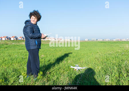 Abstrait et conceptuel enfant jouant avec un drone. télédétection. la felicità di un bambino con un giocattolo moderno e pericoloso. Banque D'Images