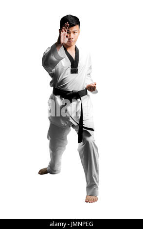 Portrait d'un bel asiatique homme avec ceinture noire de taekwondo . Isolé sur fond blanc Banque D'Images