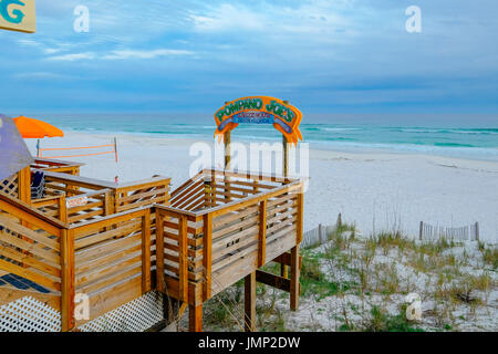 Pompano Joe's restaurant et bar entrée de plage, à la plage de Miramar, à l'est de Destin, Floride, USA, sur le golfe du Mexique. Banque D'Images