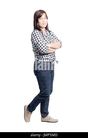 Portrait of a young woman smiling et traverser un "arms. Isolé sur fond blanc Banque D'Images
