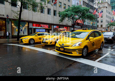 NEW YORK - Juillet 2017 : Le New York City Taxi vers juillet New York City. Les taxis avec leur peinture jaune distinctif, une icône sont largement reconnues de t Banque D'Images