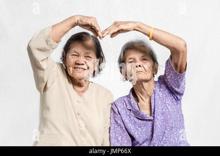 Portrait of senior woman fait le symbole de l'amour, Banque D'Images