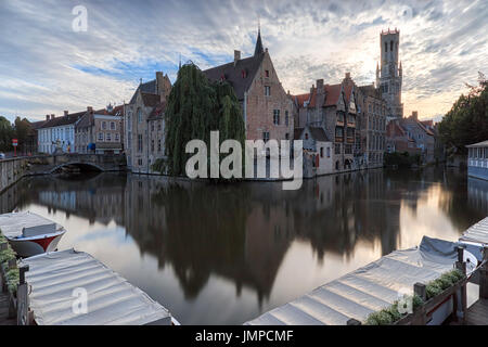 Bruges, Belgique - le 7 juillet 2017 : Paysage avec de l'eau canal de Bruges, "Venise du Nord", ville de la Flandre, de la Belgique au coucher du soleil Banque D'Images
