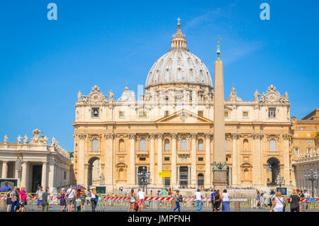 Vatican, Rome, Italie - 21 juin 2016 : les touristes visiter basilique Saint Pierre au Vatican, destination touristique majeure à Rome, Italie Banque D'Images