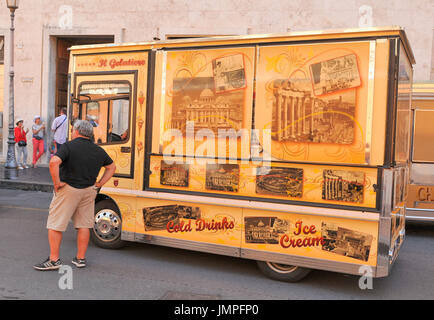 Rome, Italie - 21 juin 2016 : Gelato vendeur attend les clients en face de la crème glacée traditionnelle van à Rome, Italie Banque D'Images