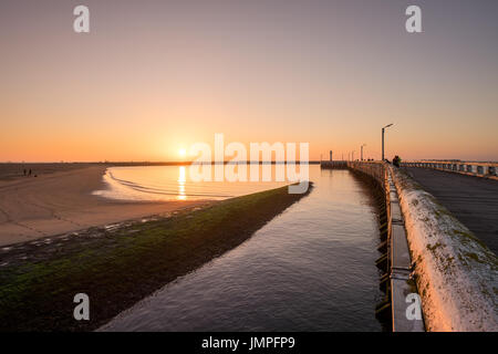 Coucher de soleil sur la jetée d'Ostende, le dimanche 2 avril 2017, Ostende, Belgique. Banque D'Images