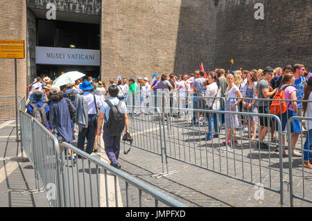 Vatican, Rome, Italie - 21 juin 2016 : des foules de touristes attendre à l'entrée des Musées du Vatican (Musei Vaticani), Christian et musées d'art de Vatica Banque D'Images