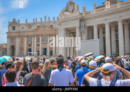 Vatican, Rome, Italie - 21 juin 2016 : des foules de touristes attendre à l'entrée des Musées du Vatican (Musei Vaticani), Christian et musées d'art de Vatica Banque D'Images